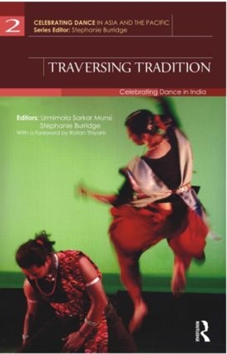 Паперова книга «Traversing Tradition: Celebrating Dance in India» - фото №1