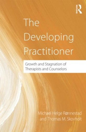 Бумажная книга «The Developing Practitioner: Growth and Stagnation of Therapists and Counselors», авторов Майкл Хельге Роннестад, Томас Сковхольт - фото №1