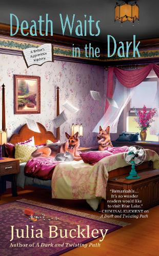 Бумажная книга «Death Waits In The Dark: A Writer's Apprentice Mystery #4», автор Джулия Бакли - фото №1