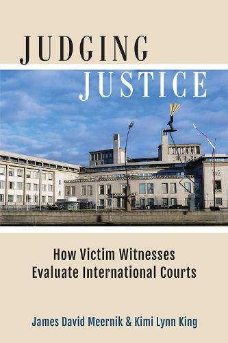 Бумажная книга «Judging Justice: How Victim Witnesses Evaluate International Courts», авторов Джеймс Дэвид Мерник, Кими Линн Кинг - фото №1