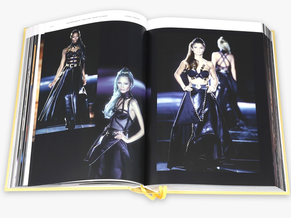 Паперова книга «Versace Catwalk. The Complete Collections», автор Тім Бленкс - фото №1