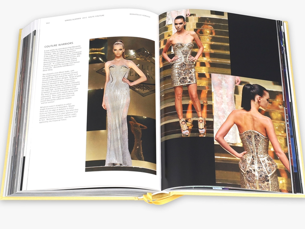 Паперова книга «Versace Catwalk. The Complete Collections», автор Тім Бленкс - фото №1