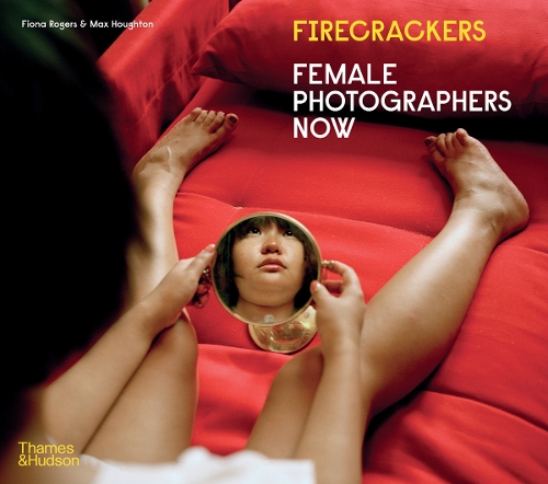 Паперова книга «Firecrackers. Female Photographers Now», авторів Макс Хоутон, Фіона Роджерс - фото №1