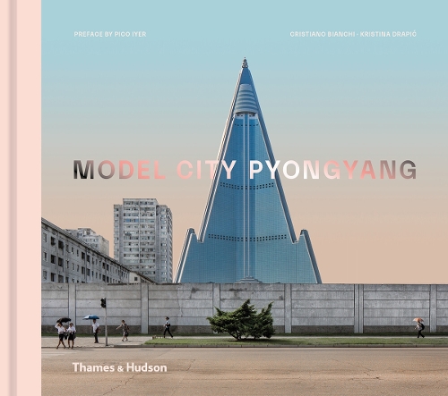 Бумажная книга «Model City Pyongyang», авторов Кристиано Бьянки, Кристина Драпик - фото №1