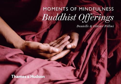 Бумажная книга «Moments of Mindfulness: Buddhist Offerings», авторов Даниэль Фёльми, Оливье Фёльми - фото №1