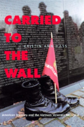 Бумажная книга «Carried to the Wall: American Memory and the Vietnam Veterans Memorial», автор Кристин Энн Хасс - фото №1