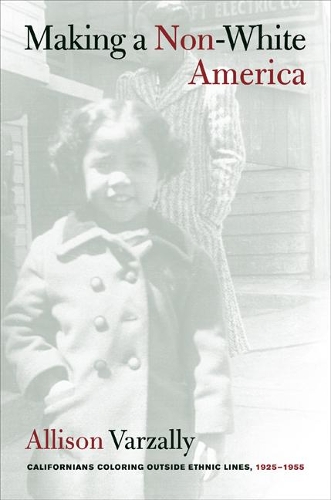 Бумажная книга «Making a Non-White America: Californians Coloring outside Ethnic Lines, 1925-1955», автор Эллисон Варзалли - фото №1