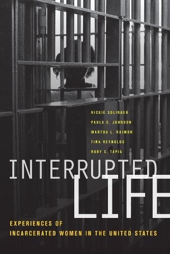 Бумажная книга «Interrupted Life: Experiences of Incarcerated Women in the United States», авторов Марта Л. Раймон, Пола К. Джонсон, Руби Тапиа, Тина Рейнольдс - фото №1