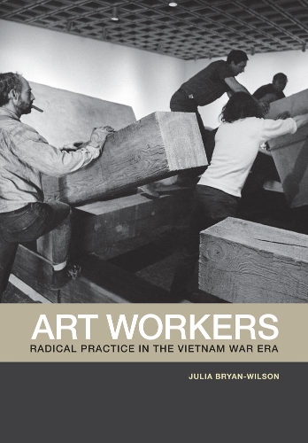 Бумажная книга «Art Workers: Radical Practice in the Vietnam War Era», автор Джулия Брайан-Уилсон - фото №1