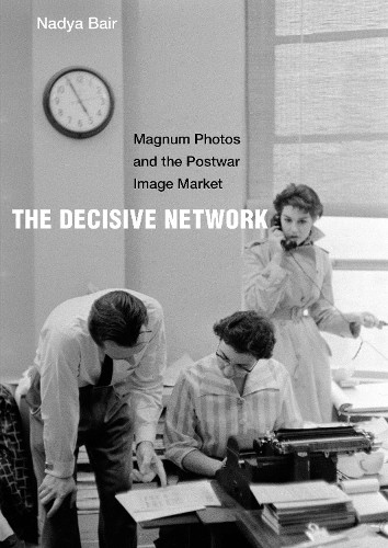 Бумажная книга «The Decisive Network: Magnum Photos and the Postwar Image Market», автор Надя Бэр - фото №1