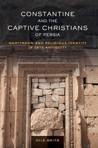 Паперова книга «Constantine and the Captive Christians of Persia: Martyrdom and Religious Identity in Late Antiquity», автор Кайл Сміт - фото №1
