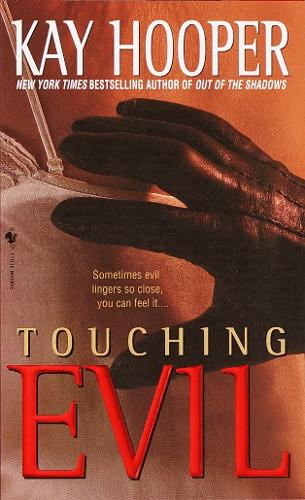 Бумажная книга «Touching Evil: A Bishop/Special Crimes Unit Novel», автор Кей Хупер - фото №1