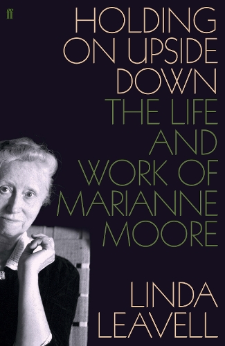 Бумажная книга «Holding On Upside Down: The Life and Work of Marianne Moore», автор Линда Ливелл - фото №1