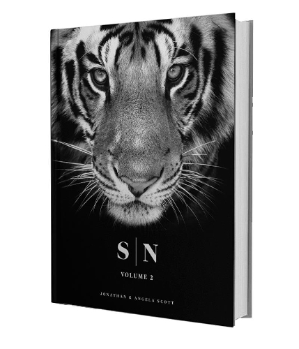 Паперова книга «Sacred Nature 2 : Reconnecting People to Our Planet», авторів Анжела Скотт, Джонатан Скотт - фото №1