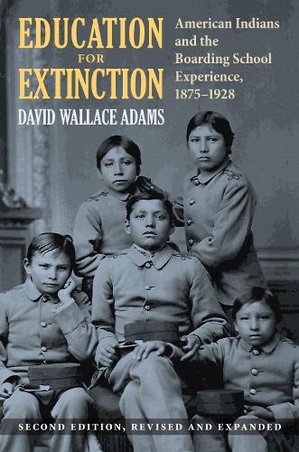 Паперова книга «Education for Extinction: American Indians and the Boarding School Experience, 1875–1928», автор Девід Воллес Адамс - фото №1