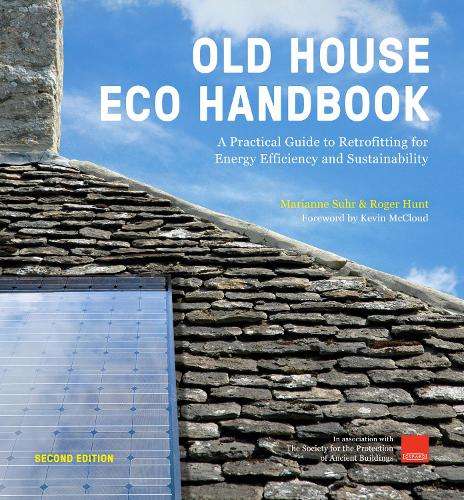 Бумажная книга «Old House Eco Handbook: A Practical Guide to Retrofitting for Energy Efficiency and Sustainability», авторов Марианна Сюр, Роджер Хант - фото №1