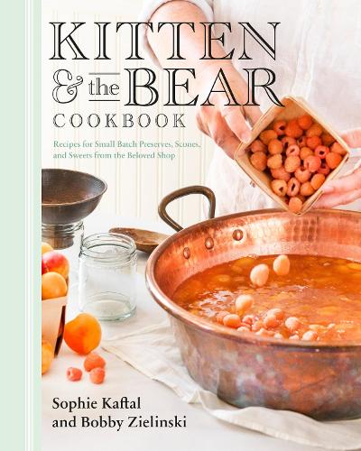 [object Object] «Kitten and the Bear Cookbook: Recipes for Small Batch Preserves, Scones, and Sweets from the Beloved Shop», автор Боббі Зелінські - фото №1