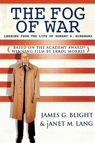 Бумажная книга «The Fog of War: Lessons from the Life of Robert S. McNamara», авторов Джеймс Г. Блайт, Джанет М. Лэнг - фото №1