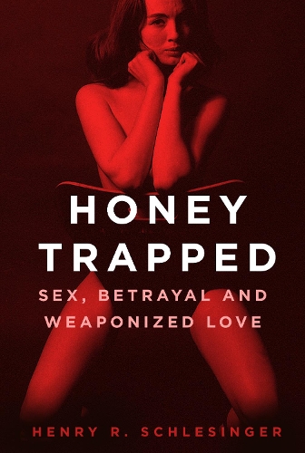 Паперова книга «Honey Trapped: Sex, Betrayal and Weaponized Love», автор Генрі Р. Шлезінгер - фото №1