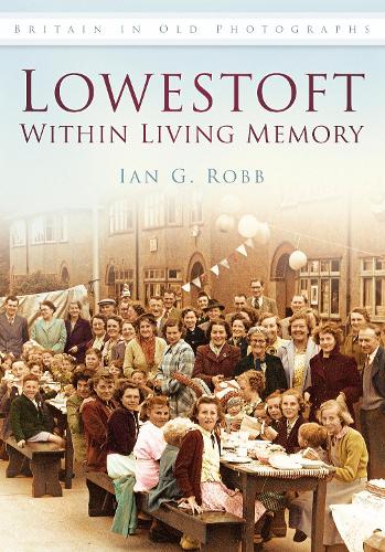 Паперова книга «Lowestoft: Within Living Memory: Britain in Old Photographs», автор Ян Г. Робб - фото №1
