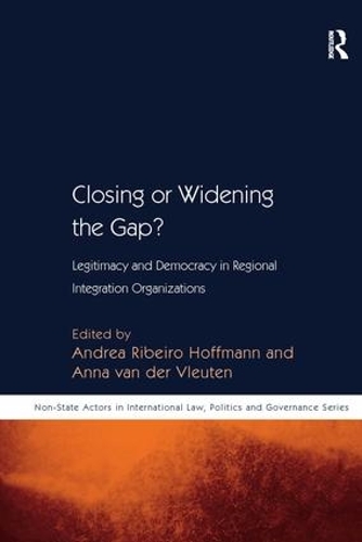 Бумажная книга «Closing or Widening the Gap?: Legitimacy and Democracy in Regional Integration Organizations», авторов Андреа Рибейро Хоффманн, Анна ван дер Влейтен - фото №1