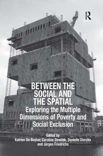 Бумажная книга «Between the Social and the Spatial: Exploring the Multiple Dimensions of Poverty and Social Exclusion», авторов Юрген Фридрихс, Катриен де Бойзер - фото №1