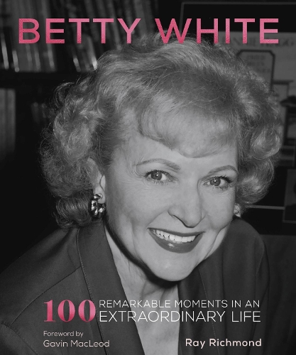 Бумажная книга «Betty White: 100 Remarkable Moments in an Extraordinary Life», автор Рэй Ричмонд - фото №1