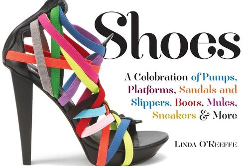 Бумажная книга «Shoes: A Celebration of Pumps, Sandals, Slippers & More», автор Линда О'Кифф - фото №1