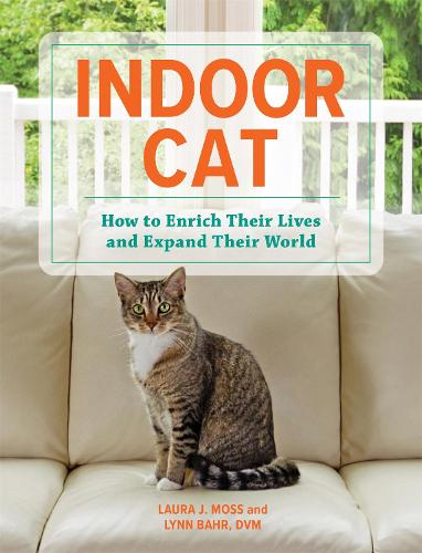 Бумажная книга «Indoor Cat: How to Enrich their Lives and Expand their World», авторов Лаура Дж. Мосс, Линн Бэр - фото №1