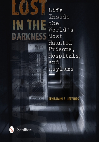 Бумажная книга «Lost in the Darkness: Life Inside the World's Most Haunted Prisons, Hospitals, and Asylums», автор Бенджамин С. Джеффрис - фото №1