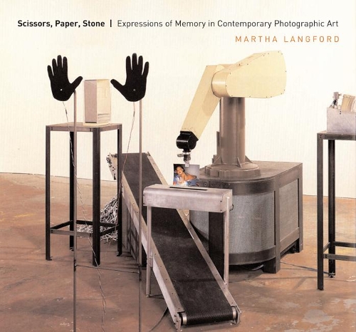 Бумажная книга «Scissors, Paper, Stone: Expressions of Memory in Contemporary Photographic Art», автор Марта Лэнгфорд - фото №1