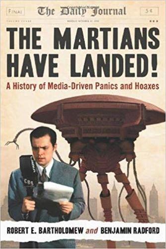 Паперова книга «The Martians Have Landed!: A History of Media-Driven Panics and Hoaxes», авторів Бенджамін Редфорд, Роберт Е. Бартоломью - фото №1