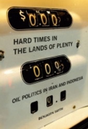 Паперова книга «Hard Times in the Lands of Plenty: Oil Politics in Iran and Indonesia», автор Бенджамін Сміт - фото №1