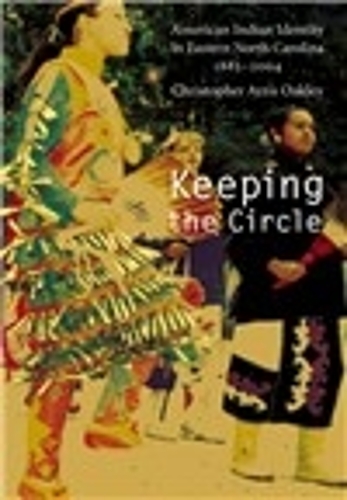 Паперова книга «Keeping the Circle: American Indian Identity in Eastern North Carolina, 1885-2004», автор Крістофер Арріс Оуклі - фото №1