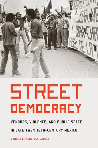Паперова книга «Street Democracy: Vendors, Violence, and Public Space in Late Twentieth-Century Mexico», автор Сандра К. Мендіола Гарсія - фото №1