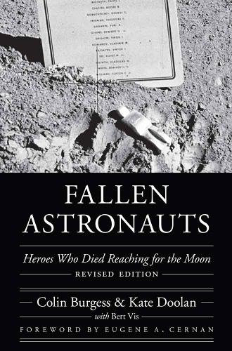 Паперова книга «Fallen Astronauts: Heroes Who Died Reaching for the Moon, Revised Edition», авторів Колін Берджесс, Кейт Дулан - фото №1