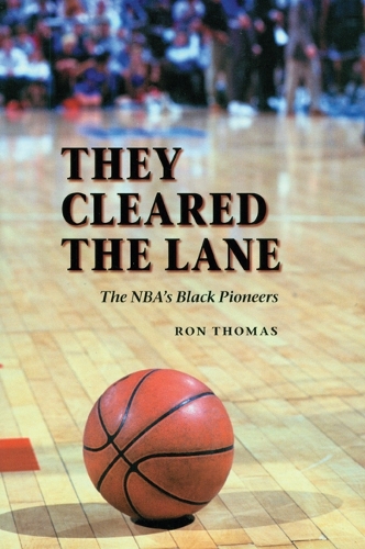 Бумажная книга «They Cleared the Lane: The NBA's Black Pioneers», автор Рон Томас - фото №1