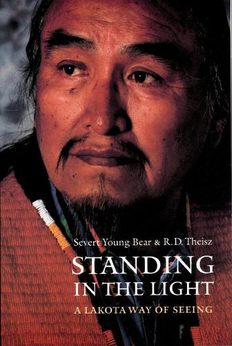 Бумажная книга «Standing in the Light: A Lakota Way of Seeing», авторов Р. Д. Тайсц, Северт Янг Беар - фото №1