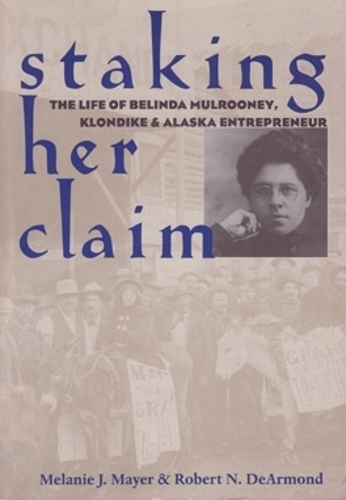 Бумажная книга «Staking Her Claim: The Life of Belinda Mulrooney, Klondike and Alaska Entrepreneur», авторов Мелани Дж. Майер, Роберт Н. ДеАрмонд - фото №1