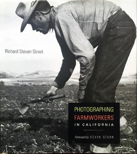 Бумажная книга «Photographing Farmworkers in California», автор Ричард Стивен Стрит - фото №1