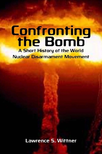 Паперова книга «Confronting the Bomb: A Short History of the World Nuclear Disarmament Movement», автор Лоуренс С. Віттнер - фото №1