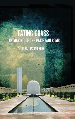 Паперова книга «Eating Grass: The Making of the Pakistani Bomb», автор Фероз Хан - фото №1