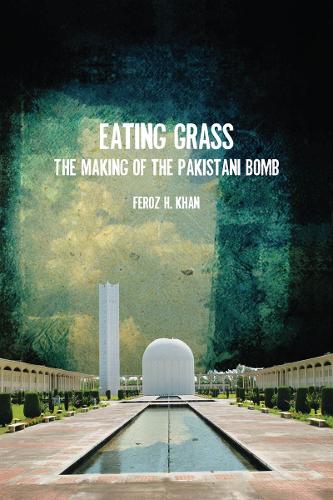 Паперова книга «Eating Grass: The Making of the Pakistani Bomb», автор Фероз Хан - фото №1