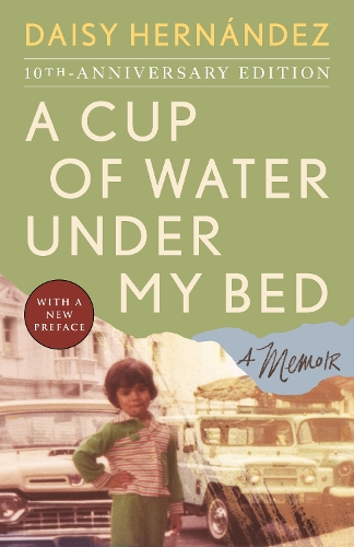 Бумажная книга «A Cup of Water Under My Bed: A Memoir», автор Дейзи Эрнандес - фото №1