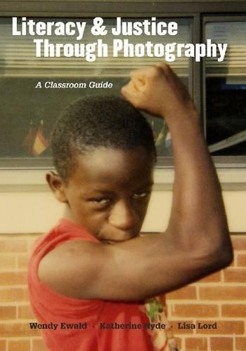 Паперова книга «Literacy and Justice Through Photography: A Classroom Guide», авторів Кетрін Хайд, Ліза Лорд, Венді Евальд - фото №1