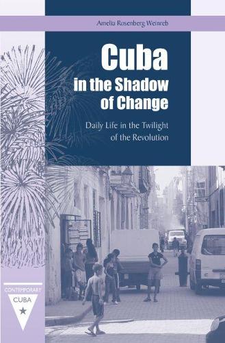 Бумажная книга «Cuba in the Shadow of Change: Daily Life in the Twilight of the Revolution», автор Амелия Розенберг Вайнреб - фото №1