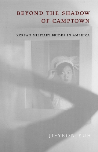 Бумажная книга «Beyond the Shadow of Camptown: Korean Military Brides in America», автор Чжи-Юн Юх - фото №1