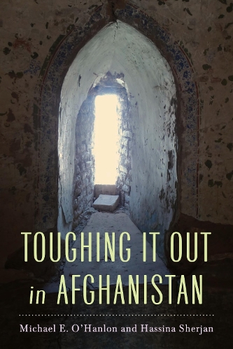Бумажная книга «Toughing It Out in Afghanistan», авторов Хассина Шерджан, Майкл Э. О'Хэнлон - фото №1