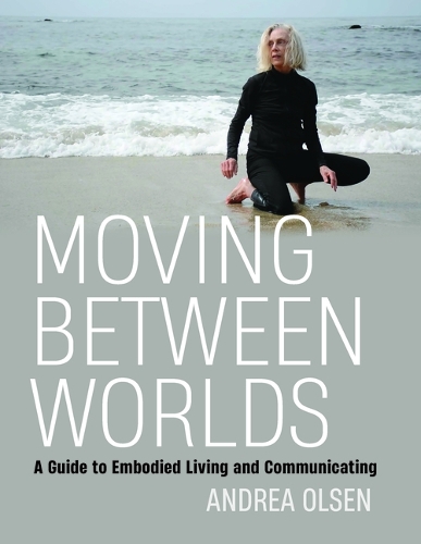 Паперова книга «Moving Between Worlds: A Guide to Embodied Living and Communicating», автор Андреа Олсен - фото №1