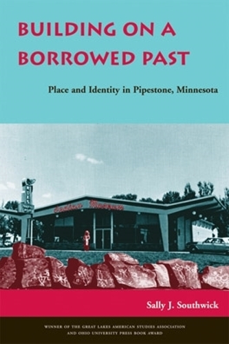 Бумажная книга «Building on a Borrowed Past: Place and Identity in Pipestone, Minnesota», автор Салли Дж. Саутвик - фото №1